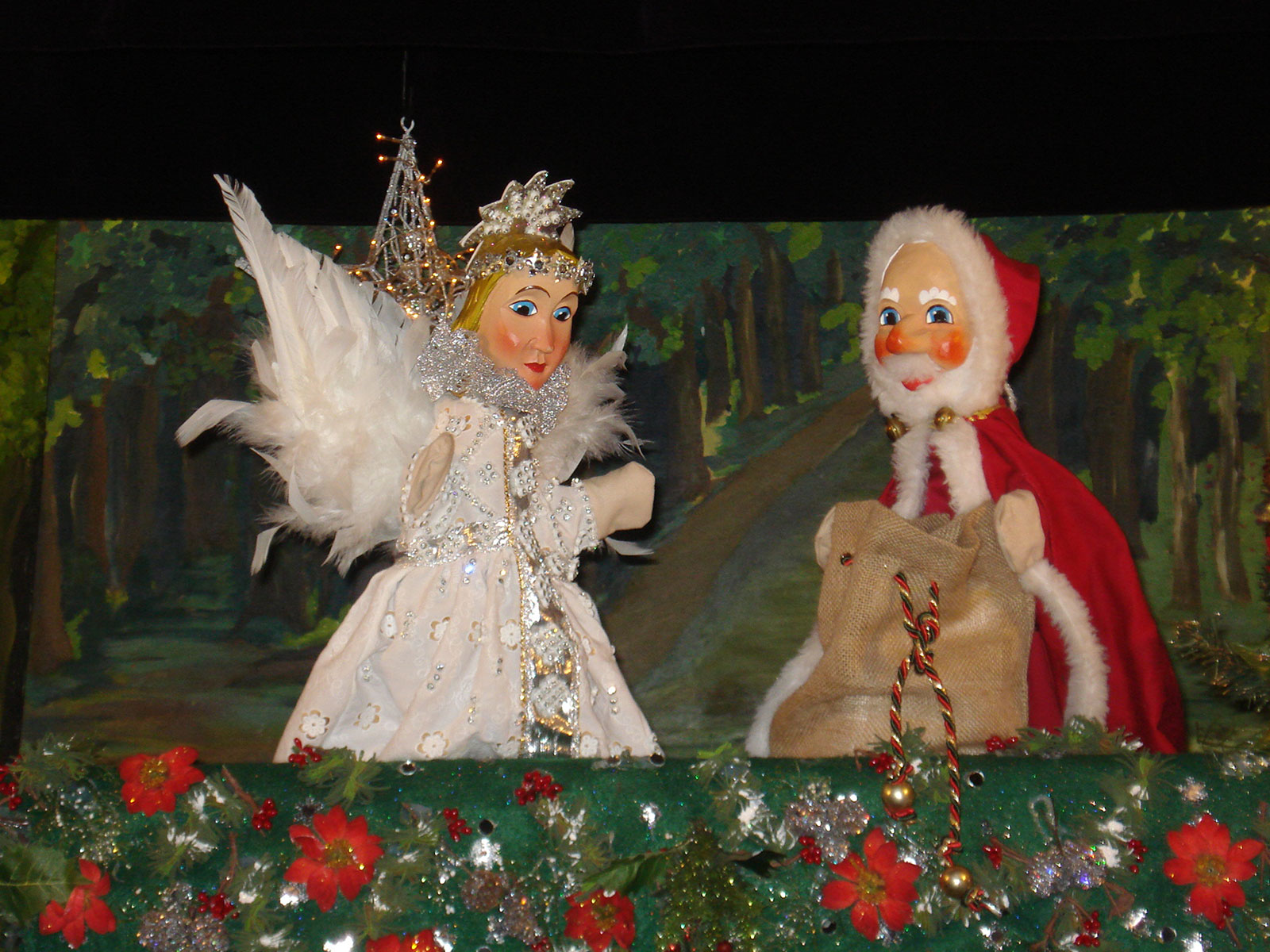 Der_neugierige_Weihnachtsengel_Goldstaub_Puppentheater