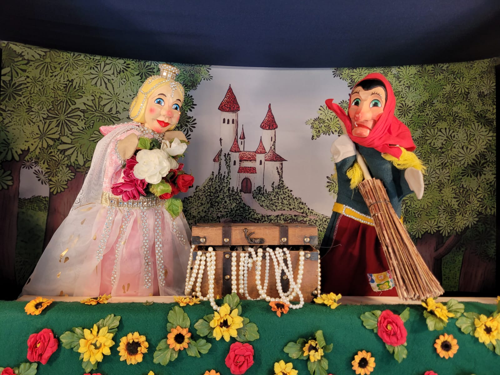 Die-Hexe-Tatter-Knatter-Puppentheater